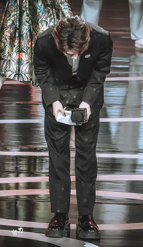 十九摘星诵捷音#eyes for you-贺峻霖这么长的腿,跑起来还不是嘎嘎的