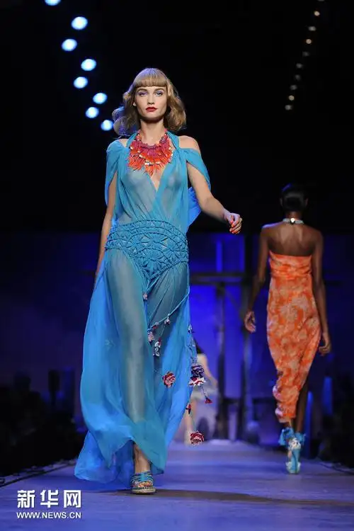 模特超"真空"上阵走秀 薄纱裹身凹凸有致