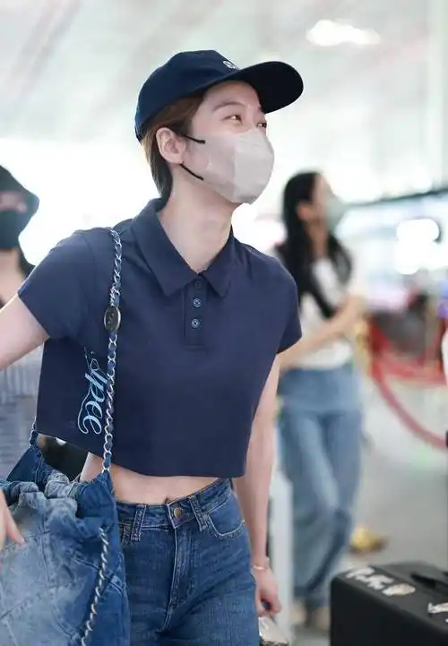 张雪迎现身北京机场,夺命的细腰太时尚,羡慕嫉妒恨我说倦了啊!