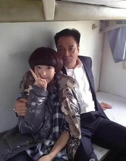 55岁尤勇和妻子生活素颜照曝光两次婚姻终获幸福妻子高挑有气质