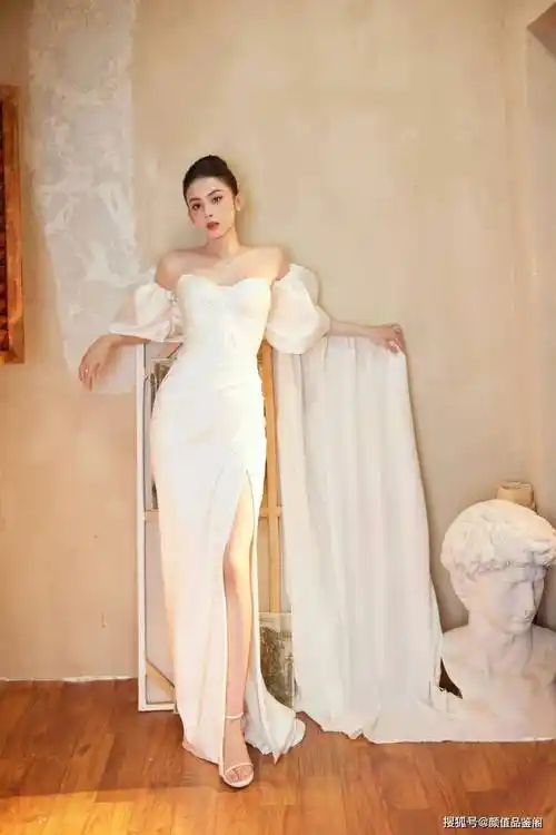 古力娜扎的身材比例也太好了吧!让人眼馋!_礼服_气质_白色