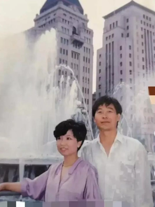 田静郭威结婚细节曝光,新人站两边成陪衬,网友:还以为杜郭结婚