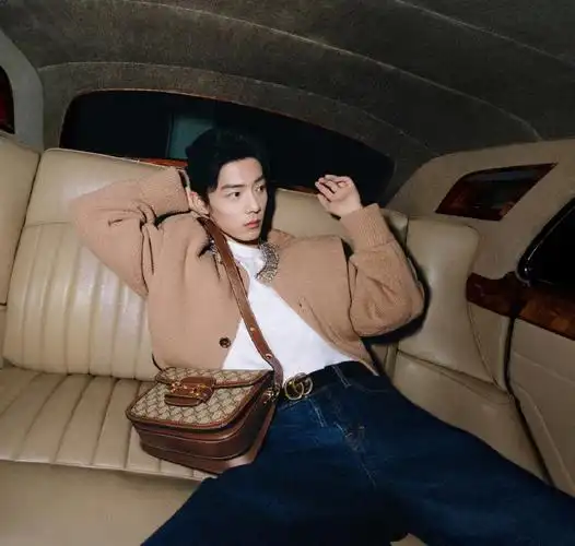 肖战上身horsebit 1955系列手袋,游走在时尚圣地米兰街道,尽显