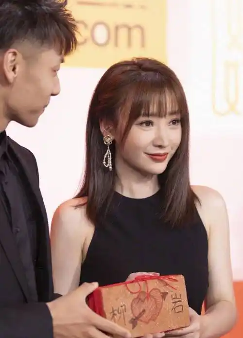 原创柳岩剪齐肩短发香槟色抹身材长裙出镜意外撞脸段奥娟