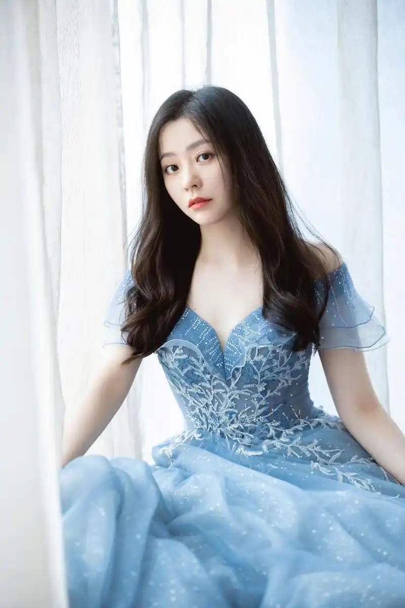 张靓颖高清写真美图:风姿绰约,魅力四射