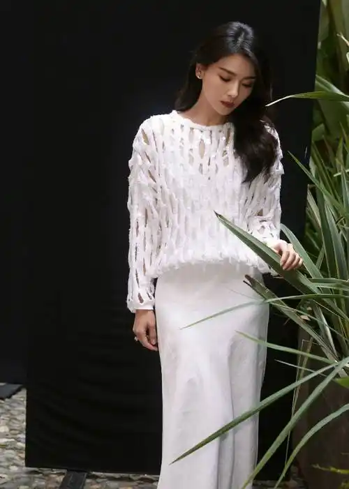 刘涛晒出一张白色长裙搭配破洞上衣的美照,气质精致,柔美动人_镂空