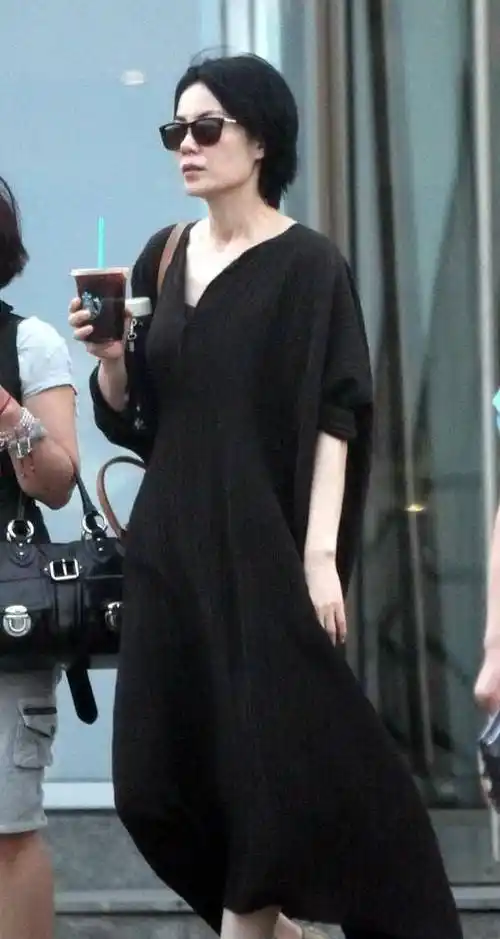 王菲还是比阿姨们好看多了,但是王菲大肚子,土气衣服,有点像奶奶_气质