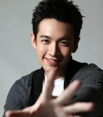 柯震东最新发型露额短发帅气阳光