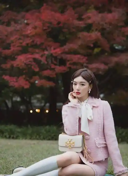 孔雪儿真会打扮自己,粉色小香风套装配丝巾优雅清甜,温柔又高级_外套