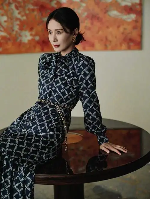 海清出席mk品牌活动简约黑色连衣裙一套菱形格印花交错的长裙