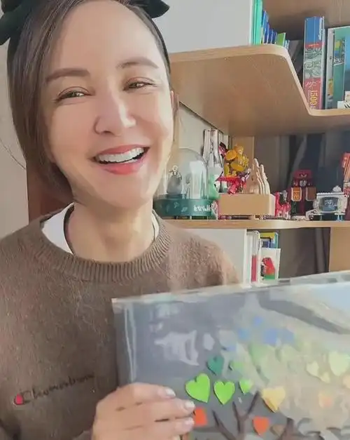 袁弘与老婆罕见同框张歆艺素颜出镜瘦成锥子脸下巴太尖认不出