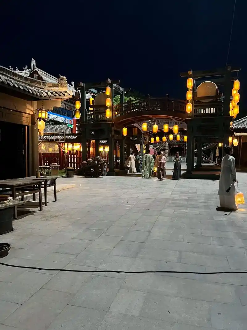 夜戏开始喽,演员们都很辛苦,拍古装真的好辛苦 #拍摄现场 # - 抖音