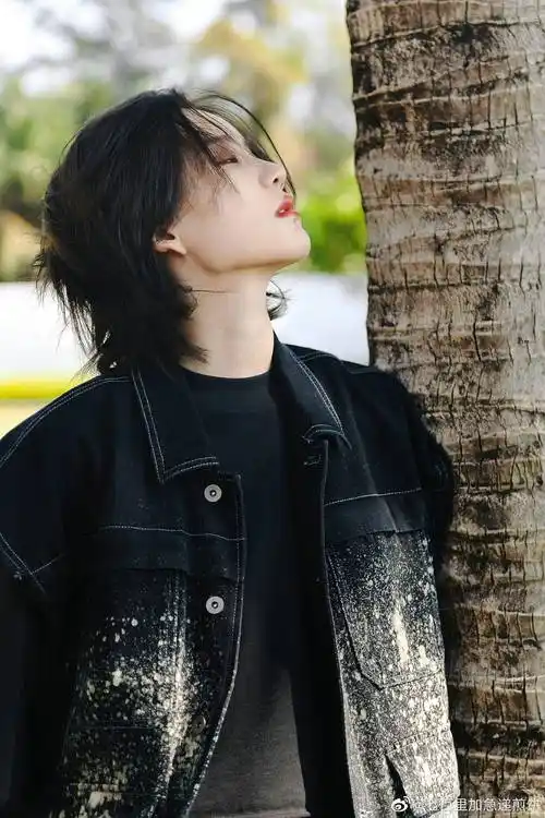 好喜欢陆柯燃这组照片她的眼睛里好像有一封忧伤的情书