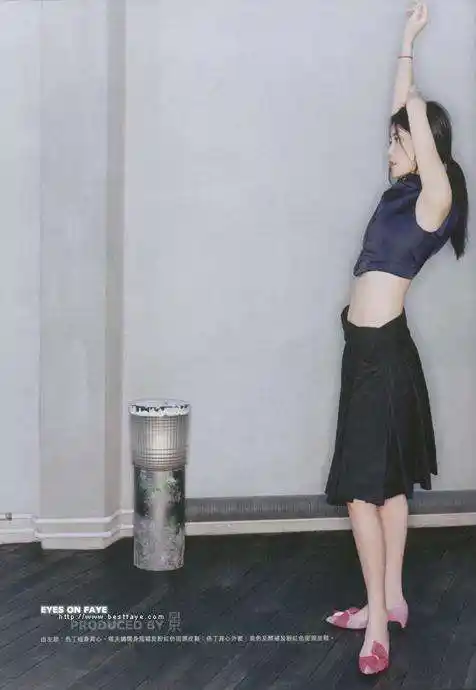 上面五张以前从未曝光过王菲大秀美腿诱惑上三张是王菲演唱会中的图片