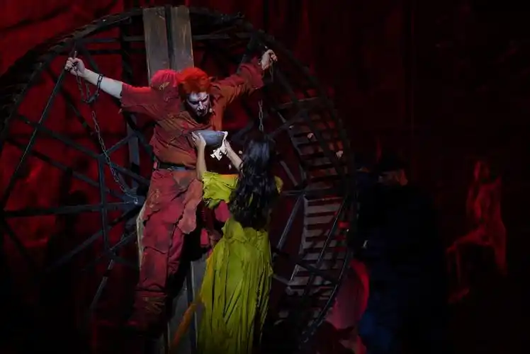 法语音乐剧《巴黎圣母院》剧照经过一个夏天,音乐剧行业逐渐从明星