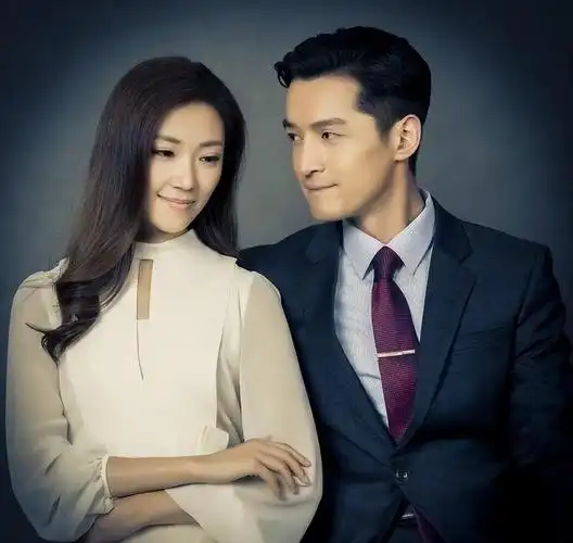 胡歌和妻子同框,两人的五官立体,体型都偏瘦,这就是夫妻相吧!