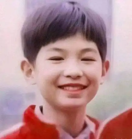 李现小时候胖,肖战小时候奶萌,明昊小时候活泼,他从小就是帅哥