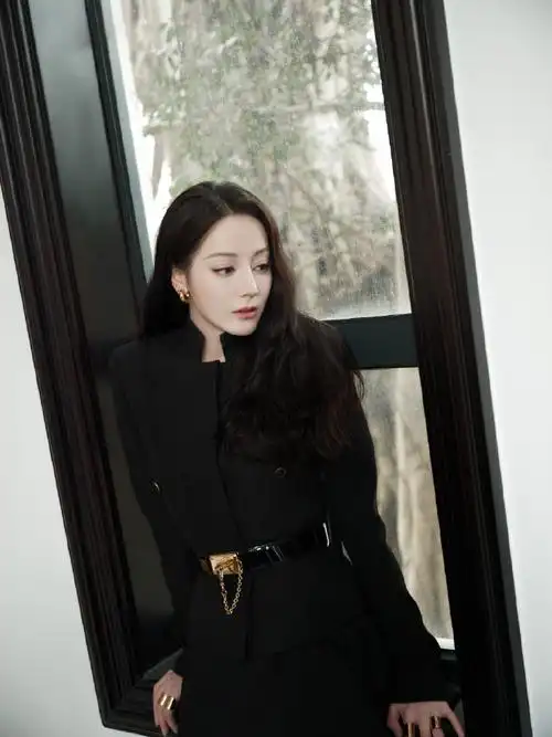 迪丽热巴黑金御姐风##迪丽热巴说实话我挺害怕的