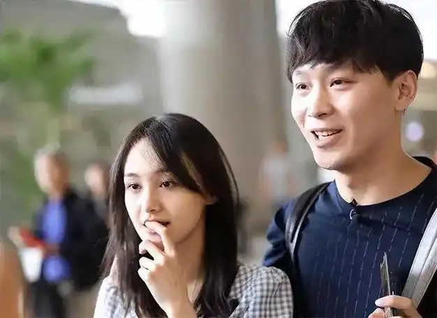 郑爽再迎坏消息被强执9050万长期定居国外生活尽显落魄