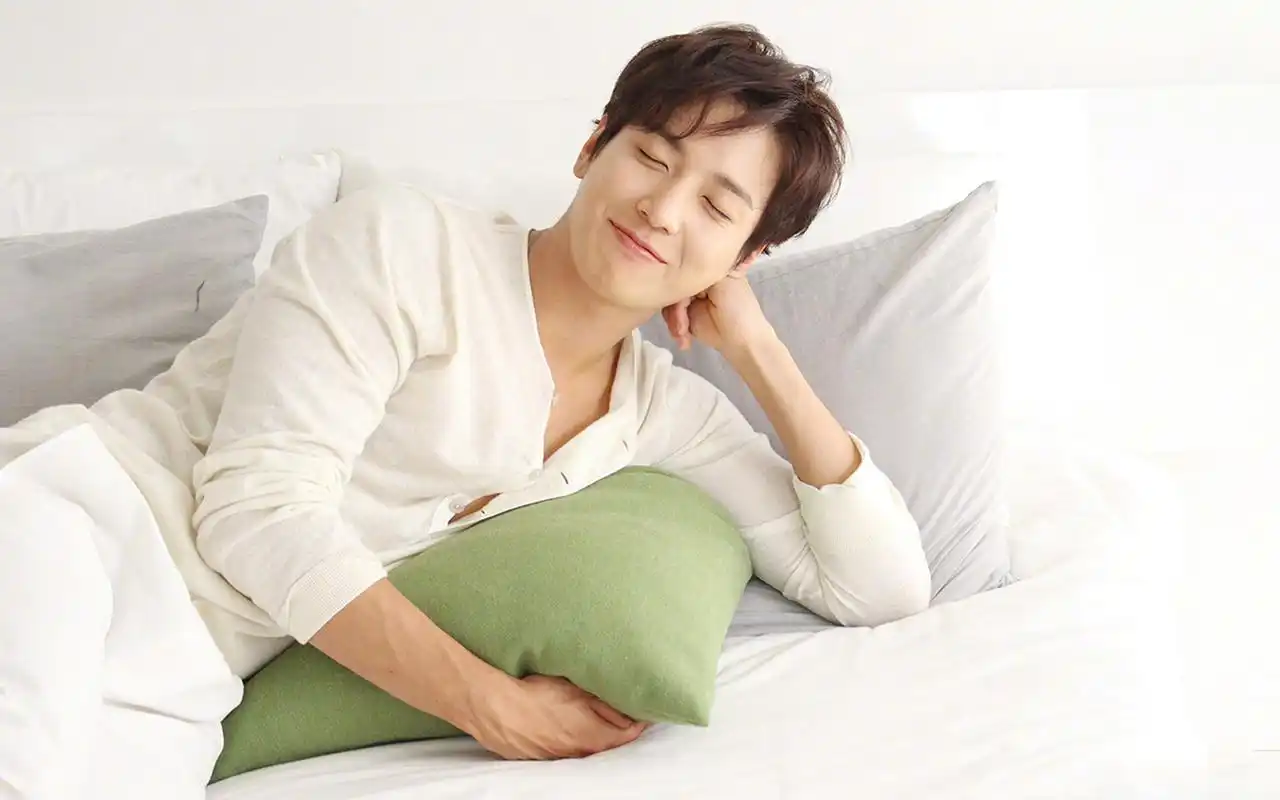 郑容和帅气慵懒风居家写真桌面壁纸