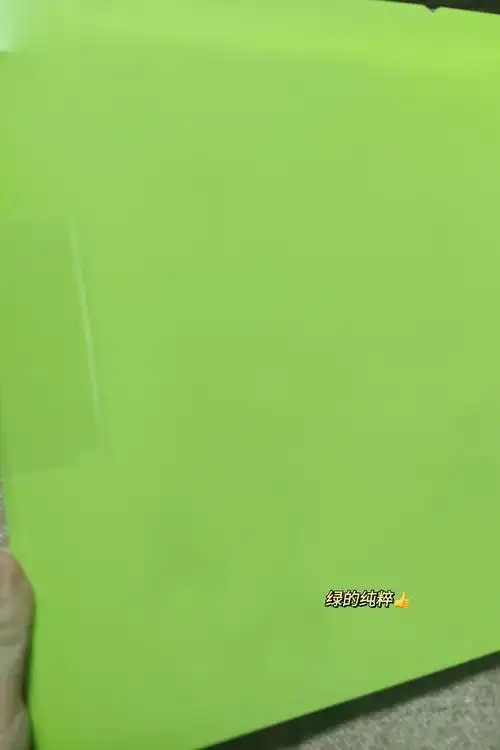 先看一张我拍的绿色外壳,实物比这个再发黄一点点点点