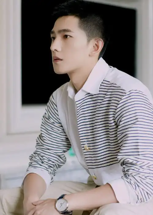 杨洋简洁清爽短发写真图片