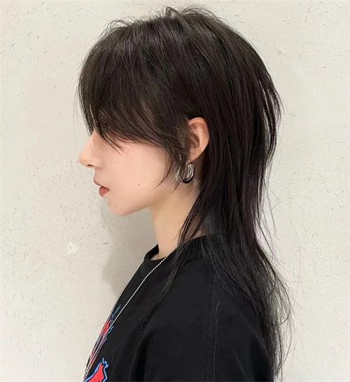 日系长发狼尾头,酷炫超a的女生发型,一看就很冷酷有距离感.