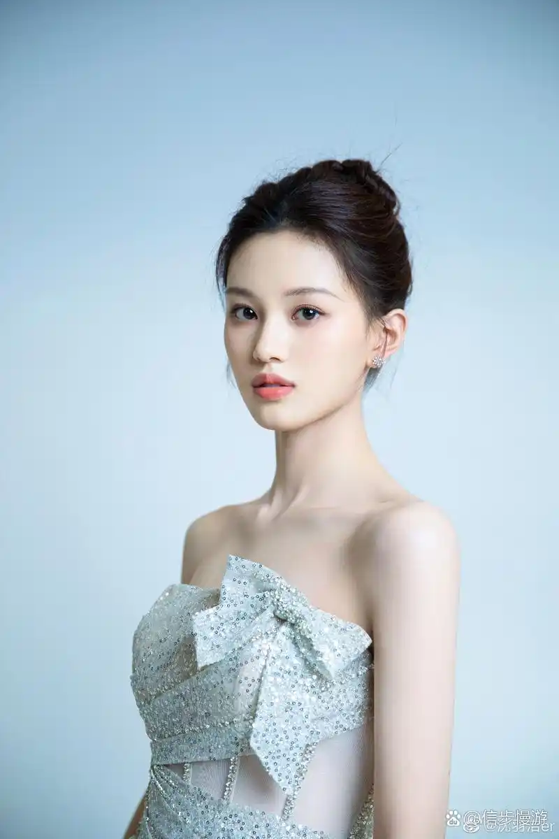 美女沈羽洁抹胸礼裙展漏白皙肌肤,清纯唯美!