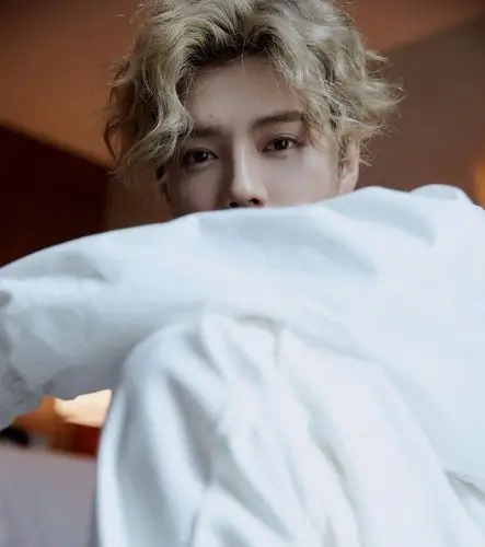 鹿晗最新造型,银灰色卷发搭配白色套装,太绝了