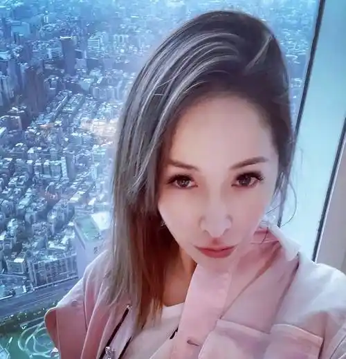 萧亚轩穿深v红裙身材依旧火辣!