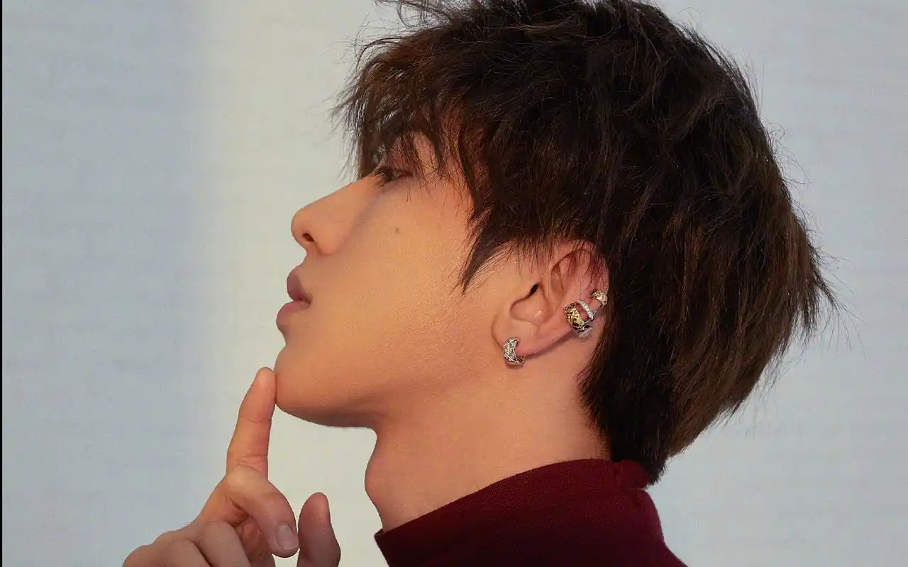 蔡徐坤时尚帅气写真图片桌面壁纸