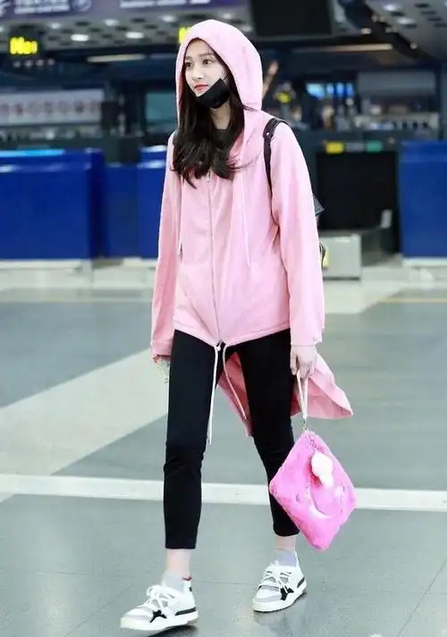 关晓彤穿三千块撕边牛仔裤,网友:双腿瘦成鲁豫了!