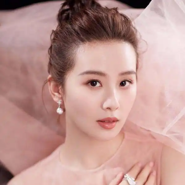 刘诗诗儿子正面照公开,大耳朵头发浓密_全明星_京讯网