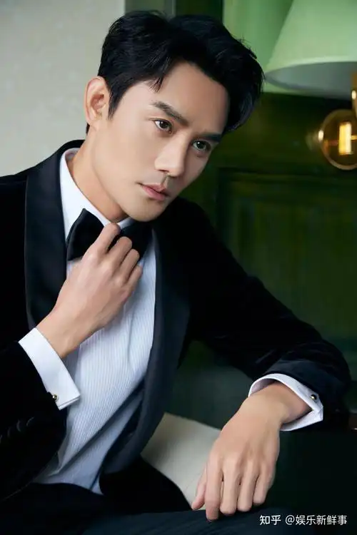 王凯受邀出席第34届中国电影金鸡奖闭幕式干练帅气状态佳