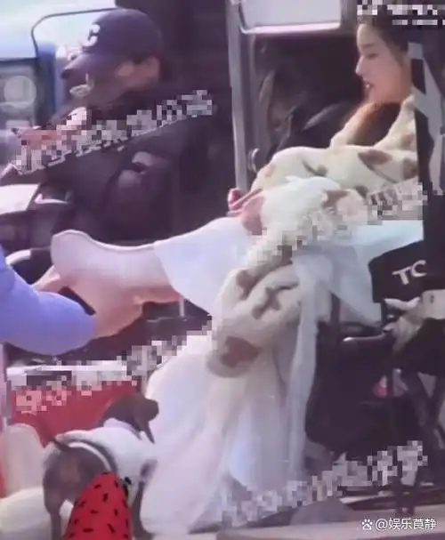 换鞋两人帮忙,助理跪地举话筒,日薪208万,谁还在心疼明星?