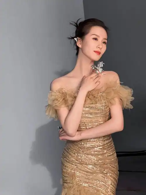 刘诗诗化身蝴蝶仙子s型好身材抢镜置身花海如梦如幻