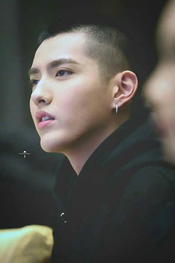 吴亦凡  你是我用尽全力的欢喜,就连上帝都偏心于你,肤色白皙五官精致