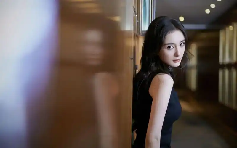 杨幂西装丝袜妩媚高清桌面壁纸_大陆明星_壁纸下载_美桌网