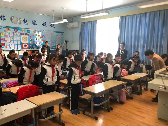 尊重自己,尊重老师,下课铃响,鞠躬下课