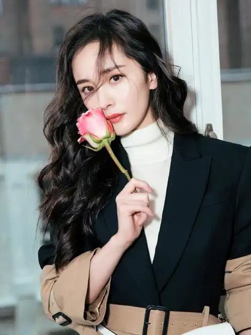 17岁杨幂被49岁成龙搂在怀里,亲密互动,网友:整没整容一目了然