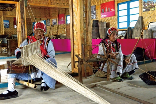 怒族老艺人织布  罗金合摄)