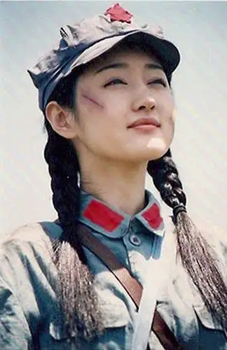 杨钰莹2001年为缅怀方志敏烈士拍摄的mv花絮军装照好美