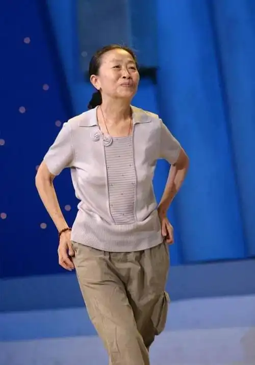 经典不容易淘汰,非常适合年龄偏大的女性来穿,像张少华穿的这款浅米色