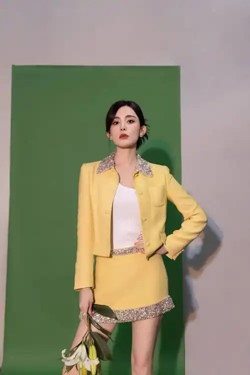 古力娜扎黄色西装短裙,手持鲜花贵气十足,网友热议不断_包括_张翰
