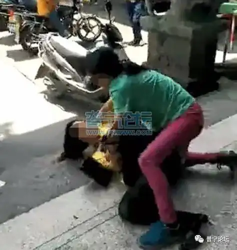 想无| 两对夫妻疑因2块钱发生纠纷,实拍打架场面太猛了!