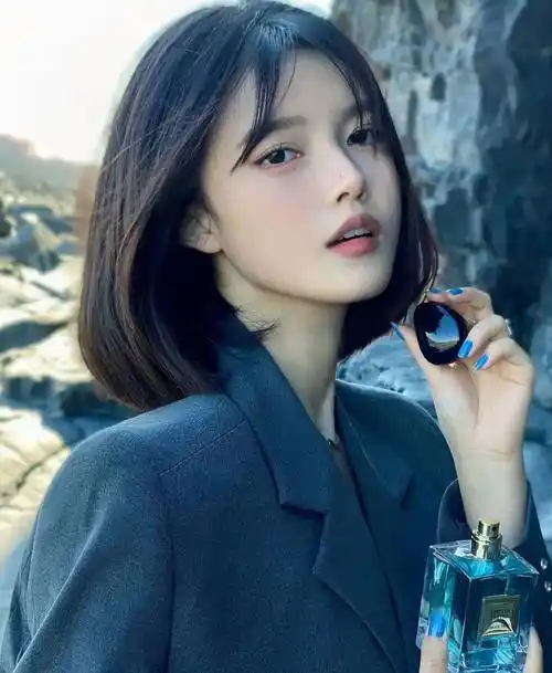 内扣短发发型,显年轻好打理,看着真时尚