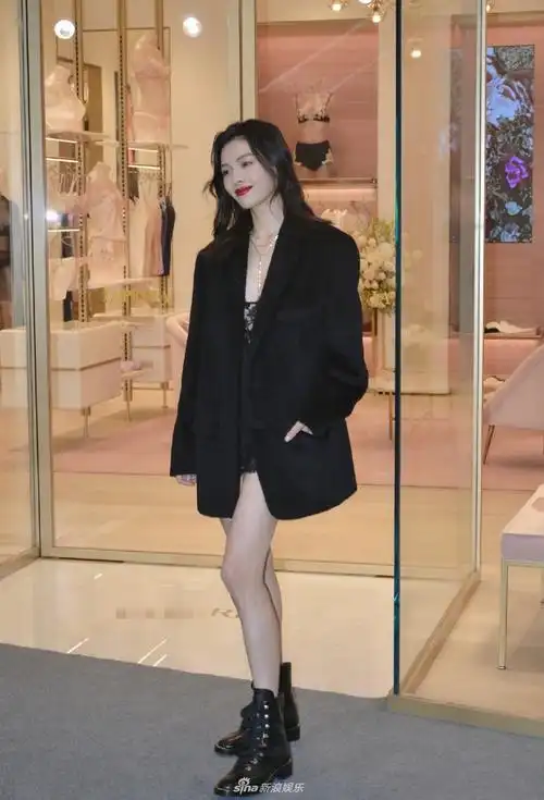 钟楚曦生图曝光颜值绝美02穿廓形西装大秀美腿