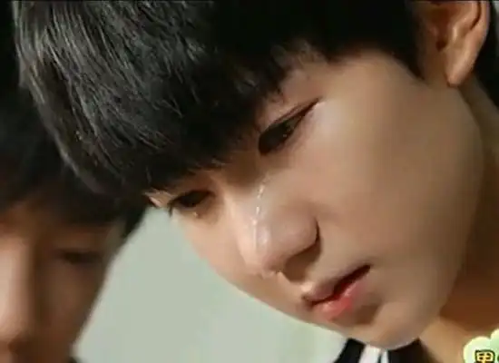 【图】王源哭的图片令粉丝心碎 队长就被曝早恋粉丝为王源操碎心