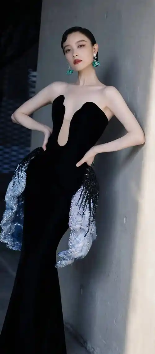 倪妮黑色丝绒长裙,身姿绰约,造型如轻盈舞动的蝴蝶_光泽_珠宝