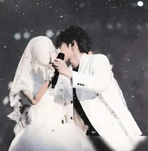 蔡徐坤与女孩牵手把演唱会当做婚礼现场甜到爱坤心坎里